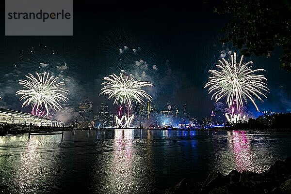 Unabhängigkeitsfeier in New York City mit Macy's Feuerwerk in Lower Manhattan am East River und der Brooklyn Bridge  4. Juli 2019  New York  USA  Nordamerika