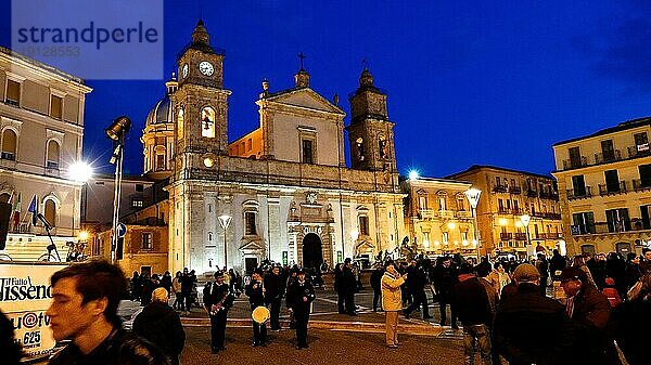 Nachtaufnahme  Superweitwinkel  angesrahlte Kirche  Musikkapelle  Menschen  Osterprozession  Gründonnerstag  Calatanisetta  Sizilien  Italien  Europa