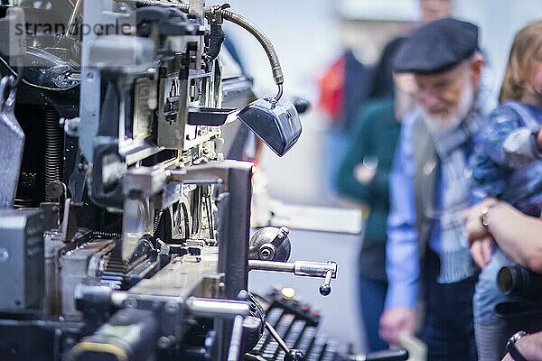 Die Leipziger Buchmesse ist eine internationale Buchmesse die jährlich im Frühjahr auf dem Leipziger Messegelände stattfindet. Sie ist der Frühjahrstreffpunkt der deutschen Buchbranche. Demonstration traditioneller Drucktechniken