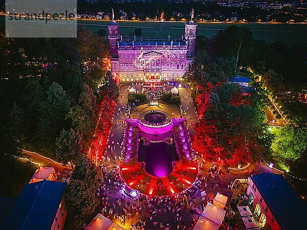 Rund um die drei illumnierten Elbschlösser in Dresden feierten über 6000 Besucher eine laue Sommernacht voller Musik  Tanz  Kultur und Gastronomie