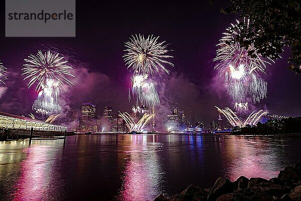 Unabhängigkeitsfeier in New York City mit Macy's Feuerwerk in Lower Manhattan am East River und der Brooklyn Bridge  4. Juli 2019  New York  USA  Nordamerika