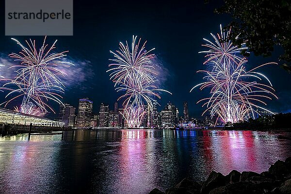 Unabhängigkeitsfeier in New York City mit Macy's Feuerwerk in Lower Manhattan am East River und der Brooklyn Bridge  4. Juli 2019  New York  USA  Nordamerika