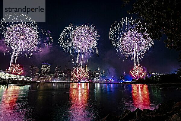 Unabhängigkeitsfeier in New York City mit Macy's Feuerwerk in Lower Manhattan am East River und der Brooklyn Bridge  4. Juli 2019  New York  USA  Nordamerika