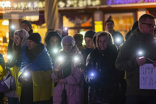 Am ersten Jahrestag der russischen Invasion der Ukraine  fan auf dem Neumarkt vor der Frauenkirche eine große Solidaritätskundgebung der Dresdner mit zahlreichen ukrainischen Flüchtlingen statt. Am Ende fanden sich alle Teilnahmer zu einer großen Lichterkette zusammen