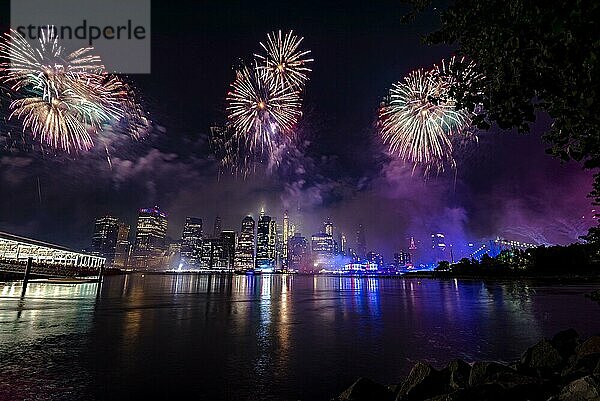 Unabhängigkeitsfeier in New York City mit Macy's Feuerwerk in Lower Manhattan am East River und der Brooklyn Bridge  4. Juli 2019  New York  USA  Nordamerika