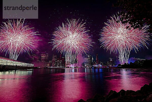 Unabhängigkeitsfeier in New York City mit Macy's Feuerwerk in Lower Manhattan am East River und der Brooklyn Bridge  4. Juli 2019  New York  USA  Nordamerika