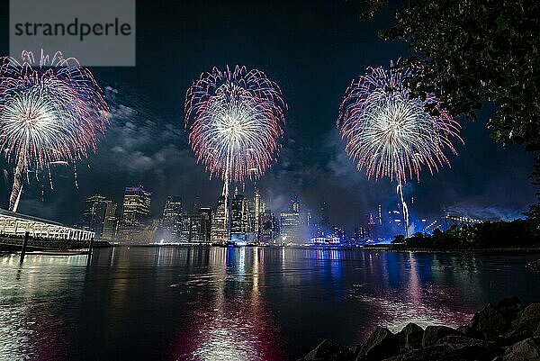 Unabhängigkeitsfeier in New York City mit Macy's Feuerwerk in Lower Manhattan am East River und der Brooklyn Bridge  4. Juli 2019  New York  USA  Nordamerika