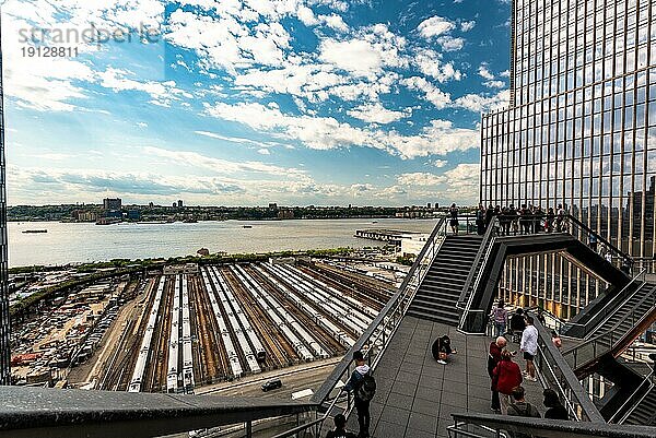 Manhattan  New York  USA  15. Mai 2019: New Yorker und Gäste der Stadt besuchen an einem sonnigen Frühlingstag Hudson Yards mit seinem Herzstück TKA The Vessel  Nordamerika