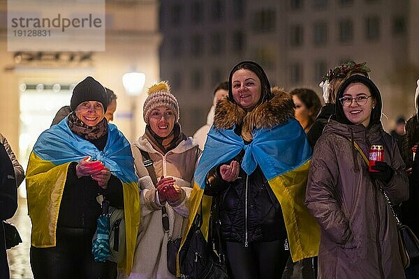 Am ersten Jahrestag der russischen Invasion der Ukraine  fan auf dem Neumarkt vor der Frauenkirche eine große Solidaritätskundgebung der Dresdner mit zahlreichen ukrainischen Flüchtlingen statt. Am Ende fanden sich alle Teilnahmer zu einer großen Lichterkette zusammen