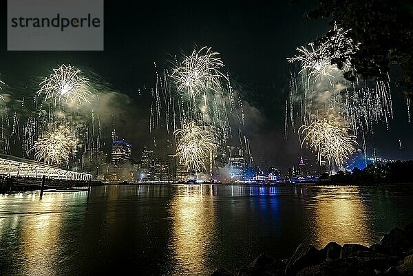 Unabhängigkeitsfeier in New York City mit Macy's Feuerwerk in Lower Manhattan am East River und der Brooklyn Bridge  4. Juli 2019  New York  USA  Nordamerika