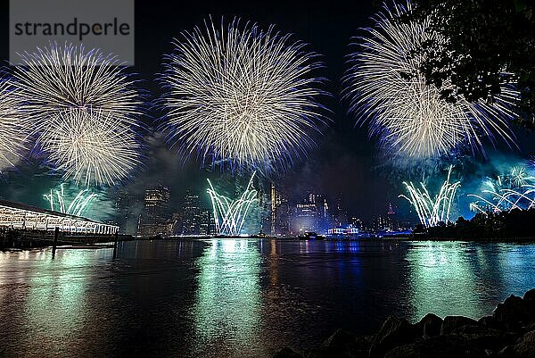 Unabhängigkeitsfeier in New York City mit Macy's Feuerwerk in Lower Manhattan am East River und der Brooklyn Bridge  4. Juli 2019  New York  USA  Nordamerika