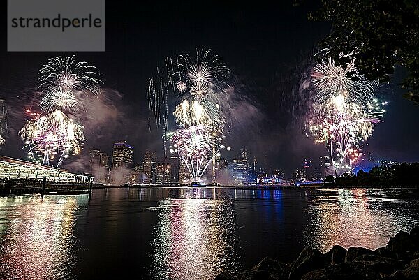 Unabhängigkeitsfeier in New York City mit Macy's Feuerwerk in Lower Manhattan am East River und der Brooklyn Bridge  4. Juli 2019  New York  USA  Nordamerika