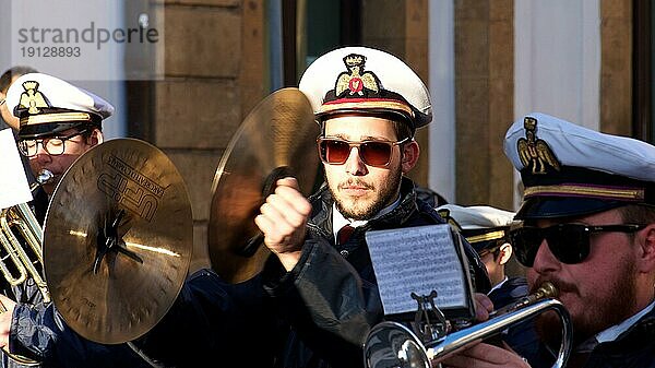 Musikkapelle  Musiker  Becken  Mützen  Uniformen  Osterprozession  Gründonnerstag  Calatanisetta  Sizilien  Italien  Europa