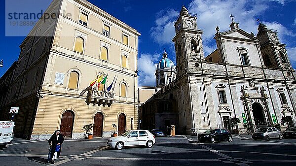 Superweitwinkel  Kirche  Nonne  Autos  Osterprozession  Gründonnerstag  Calatanisetta  Sizilien  Italien  Europa