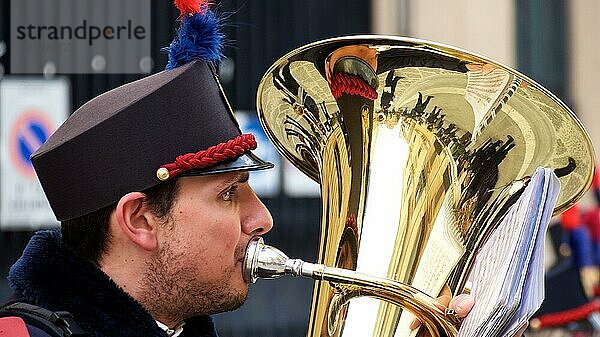 Musiker in Musikkapelle  Tuba  Profilbild  Osterprozession  Gründonnerstag  Calatanisetta  Sizilien  Italien  Europa