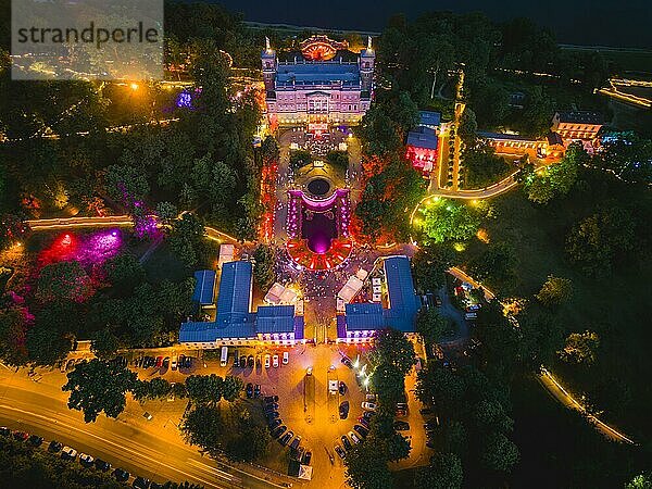 Rund um die drei illumnierten Elbschlösser in Dresden feierten über 6000 Besucher eine laue Sommernacht voller Musik  Tanz  Kultur und Gastronomie