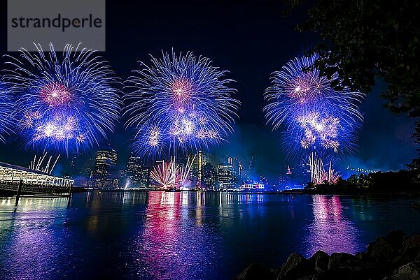 Unabhängigkeitsfeier in New York City mit Macy's Feuerwerk in Lower Manhattan am East River und der Brooklyn Bridge  4. Juli 2019  New York  USA  Nordamerika