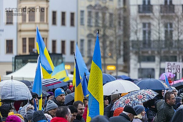 Am ersten Jahrestag der russischen Invasion der Ukraine  fan auf dem Neumarkt vor der Frauenkirche eine große Solidaritätskundgebung der Dresdner mit zahlreichen ukrainischen Flüchtlingen statt. Am Ende fanden sich alle Teilnahmer zu einer großen Lichterkette zusammen