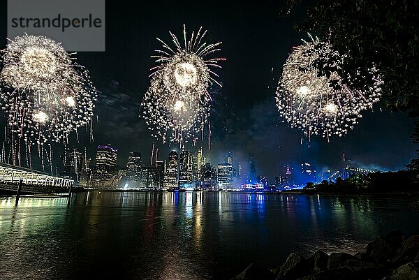 Unabhängigkeitsfeier in New York City mit Macy's Feuerwerk in Lower Manhattan am East River und der Brooklyn Bridge  4. Juli 2019  New York  USA  Nordamerika