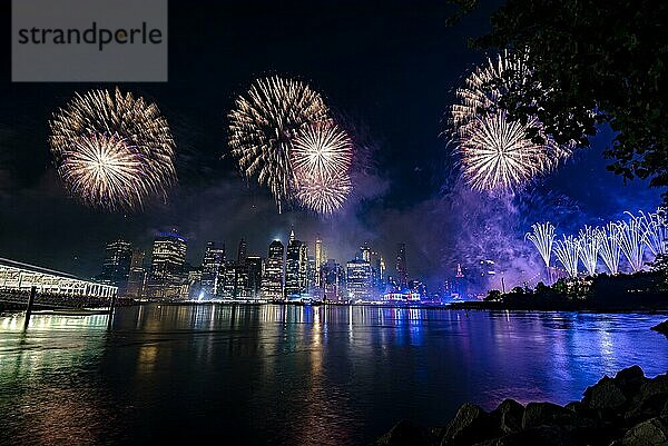 Unabhängigkeitsfeier in New York City mit Macy's Feuerwerk in Lower Manhattan am East River und der Brooklyn Bridge  4. Juli 2019  New York  USA  Nordamerika