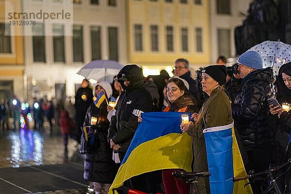 Am ersten Jahrestag der russischen Invasion der Ukraine  fan auf dem Neumarkt vor der Frauenkirche eine große Solidaritätskundgebung der Dresdner mit zahlreichen ukrainischen Flüchtlingen statt. Am Ende fanden sich alle Teilnahmer zu einer großen Lichterkette zusammen