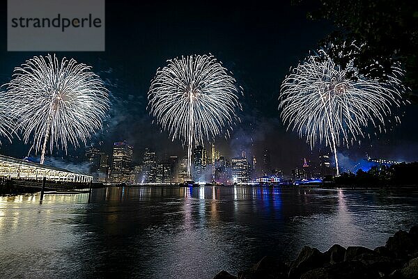 Unabhängigkeitsfeier in New York City mit Macy's Feuerwerk in Lower Manhattan am East River und der Brooklyn Bridge  4. Juli 2019  New York  USA  Nordamerika