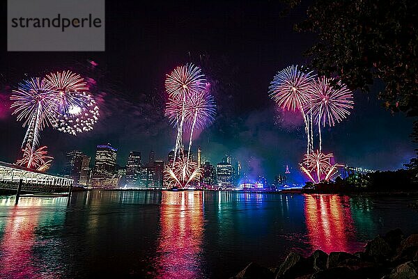 Unabhängigkeitsfeier in New York City mit Macy's Feuerwerk in Lower Manhattan am East River und der Brooklyn Bridge  4. Juli 2019  New York  USA  Nordamerika