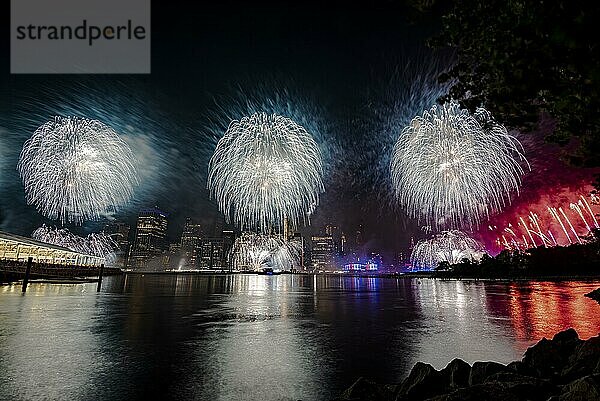 Unabhängigkeitsfeier in New York City mit Macy's Feuerwerk in Lower Manhattan am East River und der Brooklyn Bridge  4. Juli 2019  New York  USA  Nordamerika