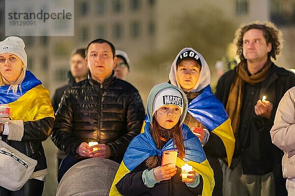 Am ersten Jahrestag der russischen Invasion der Ukraine  fan auf dem Neumarkt vor der Frauenkirche eine große Solidaritätskundgebung der Dresdner mit zahlreichen ukrainischen Flüchtlingen statt. Am Ende fanden sich alle Teilnahmer zu einer großen Lichterkette zusammen