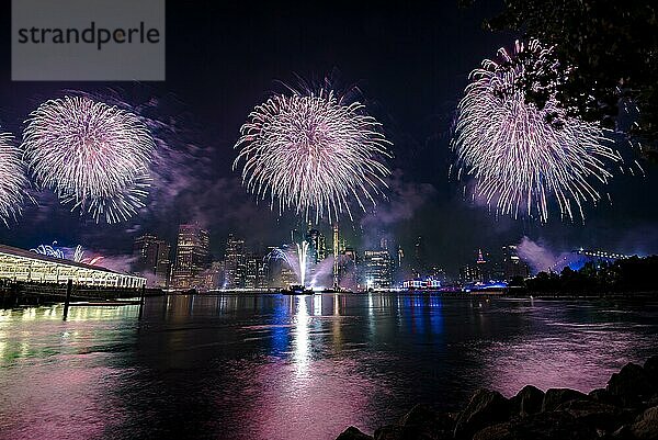 Unabhängigkeitsfeier in New York City mit Macy's Feuerwerk in Lower Manhattan am East River und der Brooklyn Bridge  4. Juli 2019  New York  USA  Nordamerika