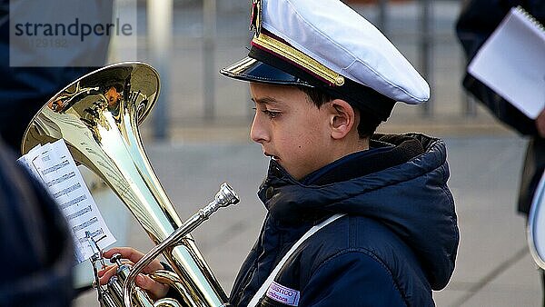 Junge  Posaune  Musikkapelle  Mütze  Osterprozession  Gründonnerstag  Calatanisetta  Sizilien  Italien  Europa