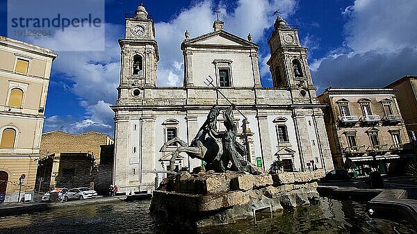 Superweitwinkel  Brunnen  Kirche  blauer Himmel und weiße Wolken  Osterprozession  Gründonnerstag  Calatanisetta  Sizilien  Italien  Europa