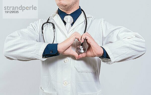Arzt macht Herz Geste mit Händen. Konzept der Liebe und Medizin  Arzt Hände machen Herzform isoliert