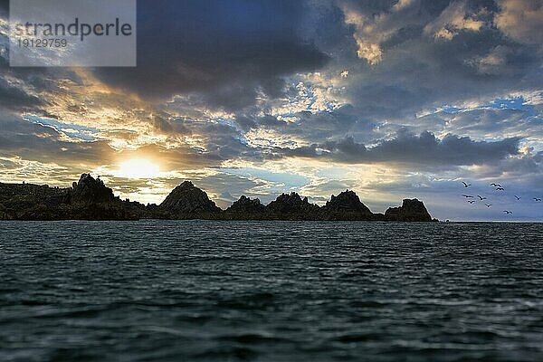 Küstenlinie  Silhouette von Felseninseln im Meer  Sonnenuntergang  Scilly-Inseln  Isles of Scilly  Cornwall  England  Großbritannien  Europa