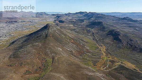 Vulkan und mit Moos bewachsene Lava  Reykjanes Halbinsel  Südisland  Island  Europa