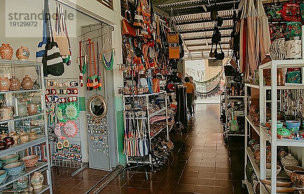 Farbenfroher Souvenir Kunsthandwerksmarkt in Masaya Nicaragua. Markt für Kunsthandwerk und Kultur in Masaya