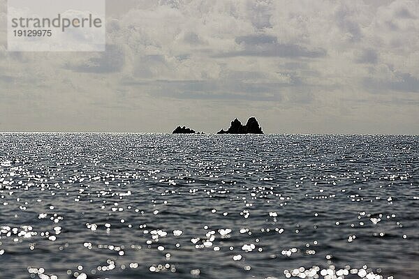 Unbewohnte Felseninseln im Meer  Silhouetten  Scilly-Inseln  Isles of Scilly  Cornwall  England  Großbritannien  Europa