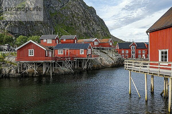 Traditionelle rote Rorbuer Holzhütten  auf Stelzen am Ufer  Fischerdorf Å i Lofoten  Lofoten  Nordland  Norwegen  Europa