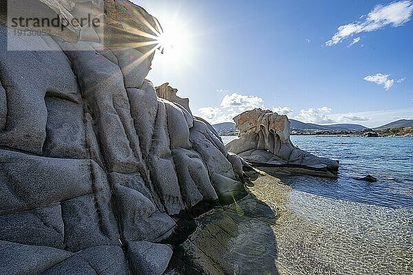 Felsformationen an der Küste mit türkisem Meer  Sonnenstern  Strand Kolimbithres  Paros  Kykladen  Ägäis  Griechenland  Europa