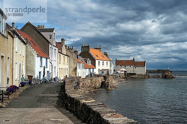 Traditionelle alte Wohnhäuser stehen aufgereiht am Fife Coastal Path im Fischerdorf Pittenweem  Fife  East Neuk  Midlands  Schottland  Großbritannien  Europa