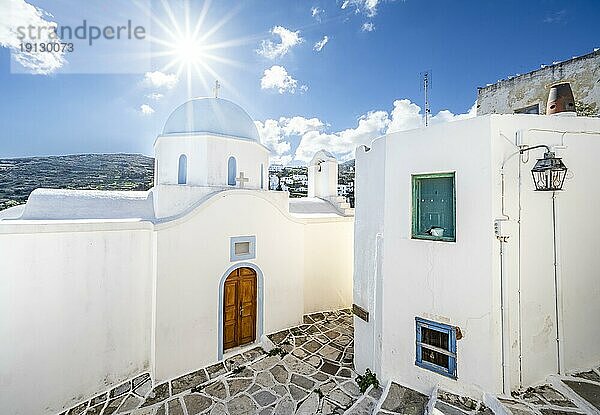 Griechisch orthodoxe Kapelle Agios Spiridon mit Sonnenstern  malerische Gassen des Ortes Lefkes  Paros  Kykladen  Griechenland  Europa