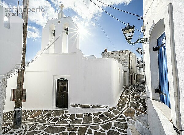 Weiße griechisch orthodoxe Kirche  Sonnenstern  malerische Gassen des Ortes Marpissa  Paros  Kykladen  Griechenland  Europa