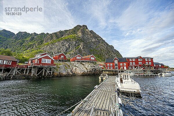 Traditionelle rote Rorbuer Holzhütten  auf Stelzen am Ufer  Fischerdorf Å i Lofoten  Lofoten  Nordland  Norwegen  Europa