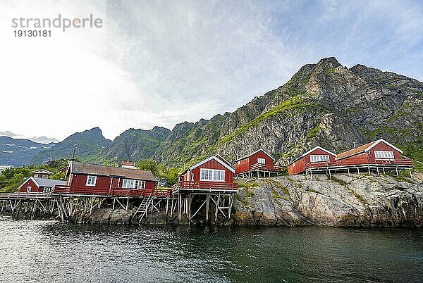 Traditionelle rote Rorbuer Holzhütten  auf Stelzen am Ufer  Fischerdorf Å i Lofoten  Lofoten  Nordland  Norwegen  Europa