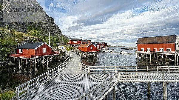 Traditionelle rote Rorbuer Holzhütten  auf Stelzen am Ufer  Fischerdorf Å i Lofoten  Lofoten  Nordland  Norwegen  Europa