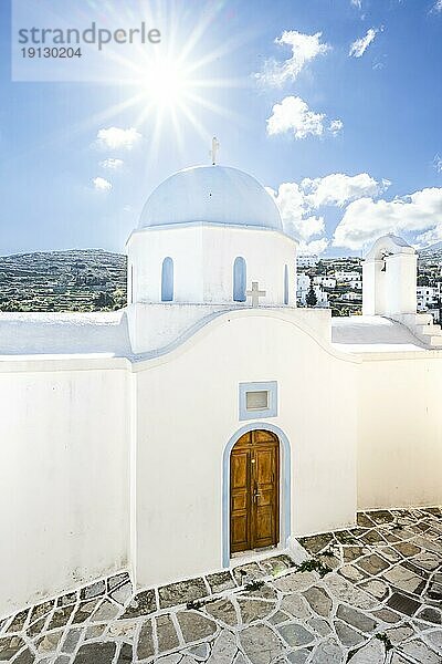 Griechisch orthodoxe Kapelle Agios Spiridon mit Sonnenstern  malerische Gassen des Ortes Lefkes  Paros  Kykladen  Griechenland  Europa