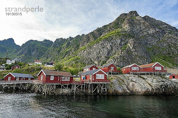 Traditionelle rote Rorbuer Holzhütten  auf Stelzen am Ufer  Fischerdorf Å i Lofoten  Lofoten  Nordland  Norwegen  Europa