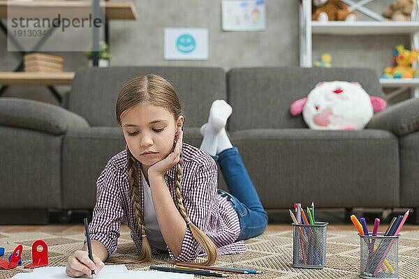 Porträt Mädchen Zeichnung mit farbigem Bleistift Papier