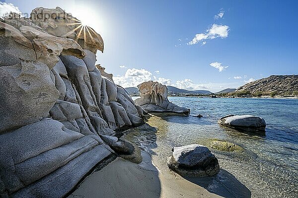 Felsformationen an der Küste mit türkisem Meer  Sonnenstern  Strand Kolimbithres  Paros  Kykladen  Ägäis  Griechenland  Europa