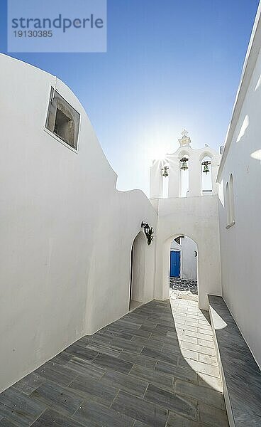 Torbogen mit Glocken der griechisch-orthodoxen Kapelle Agios Antonios  mit Sonnenstern  Gassen des Ortes Marpissa  Paros  Kykladen  Griechenland  Europa